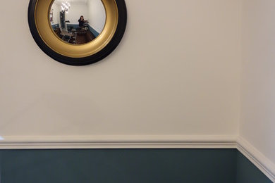 Imagen de salón con rincón musical cerrado vintage pequeño con paredes azules, suelo de contrachapado, televisor independiente y suelo gris