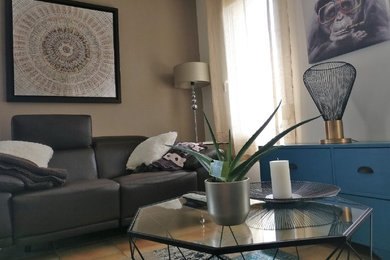 Offenes, Mittelgroßes Modernes Wohnzimmer ohne Kamin mit beiger Wandfarbe, Terrakottaboden, TV-Wand und orangem Boden in Paris