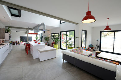 Cette photo montre un très grand salon tendance ouvert avec un mur blanc, un sol en carrelage de céramique et un sol gris.