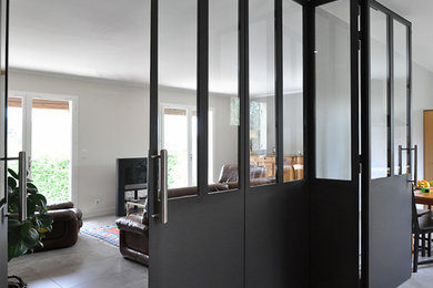 Cette photo montre un salon tendance de taille moyenne et ouvert avec un mur blanc et un sol marron.