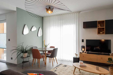 Cette image montre un salon minimaliste avec un mur vert.