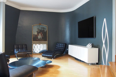 Aménagement d'un salon contemporain avec un mur gris.