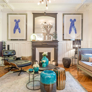 Idées déco pour un grand salon classique fermé avec une salle de réception, un mur blanc, un sol en bois brun, une cheminée standard, un manteau de cheminée en plâtre et aucun téléviseur.