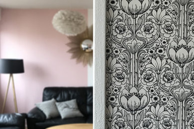 リヨンにある低価格の中くらいなコンテンポラリースタイルのおしゃれなLDK (ライブラリー、ピンクの壁、淡色無垢フローリング、暖炉なし、壁掛け型テレビ、ベージュの床) の写真