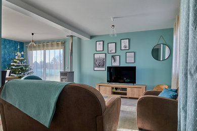 Idee per un grande soggiorno contemporaneo aperto con pareti verdi, stufa a legna, TV autoportante e pavimento grigio