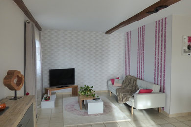 Cette image montre un salon bohème de taille moyenne et ouvert avec un mur beige, un sol en carrelage de céramique, un téléviseur indépendant et un sol beige.