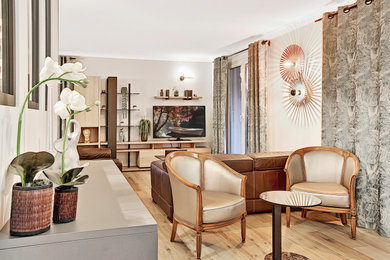 Diseño de sala de estar abierta moderna con paredes azules, suelo de baldosas de cerámica y suelo beige