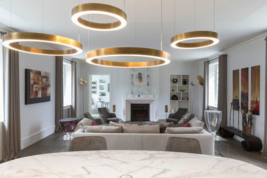 Inspiration pour un grand salon design haussmannien avec une salle de réception, un mur blanc, parquet foncé et un sol marron.