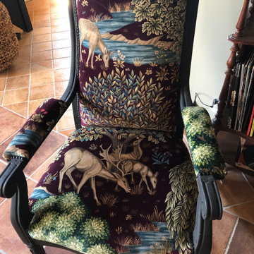 Des cervidés paissent tranquillement sur le fauteuil Voltaire