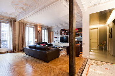 Exemple d'un grand salon éclectique ouvert avec un mur gris, parquet clair, une cheminée standard, une salle de réception et un téléviseur indépendant.