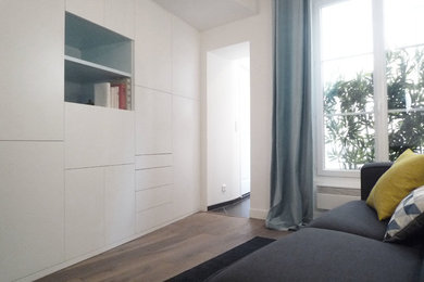 Idee per un soggiorno contemporaneo di medie dimensioni e aperto con pareti bianche e pavimento in legno massello medio