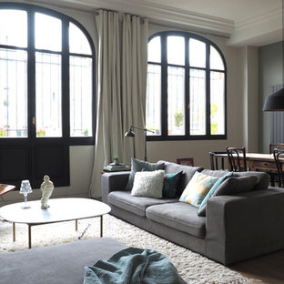 Idées déco pour un grand salon classique ouvert avec un sol marron, un mur vert et un sol en bois brun.