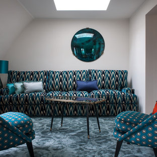 Cette photo montre un salon chic de taille moyenne et fermé avec un mur blanc, un sol en bois brun, une salle de réception, aucune cheminée et aucun téléviseur.