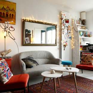 Idées déco pour un petit salon éclectique fermé avec un mur blanc, un sol en carrelage de céramique, aucune cheminée, aucun téléviseur et un sol gris.