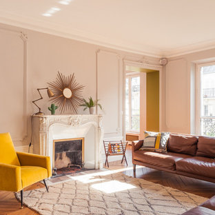 Idées déco pour un grand salon contemporain fermé et haussmannien avec un mur beige, un sol en bois brun, une cheminée standard, un manteau de cheminée en pierre, une salle de réception et aucun téléviseur.