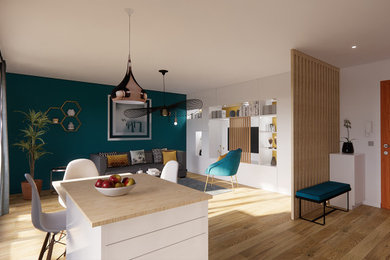 Cette image montre un salon design de taille moyenne et ouvert avec un mur bleu, parquet clair, aucune cheminée et un téléviseur dissimulé.