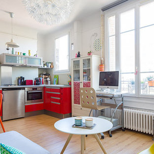 Idées déco pour un petit salon contemporain ouvert avec un mur blanc, un sol en bois clair, aucune cheminée et un téléviseur indépendant.
