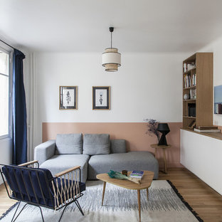 Exemple d'un salon scandinave avec un mur multicolore, un sol en bois clair et aucune cheminée.