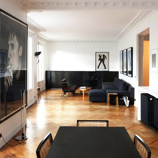 Cette photo montre un grand salon tendance ouvert avec un mur blanc, un sol en bois brun, aucune cheminée et aucun téléviseur.