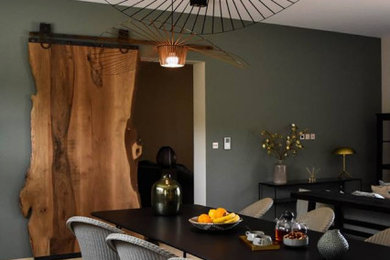 Exemple d'une salle à manger tendance de taille moyenne avec un mur vert, un sol en travertin et un sol beige.