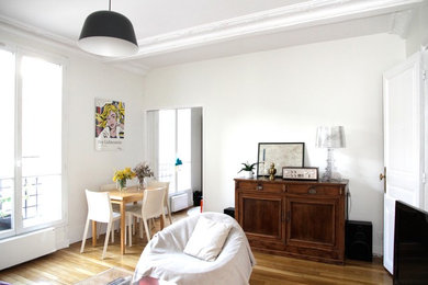 Inspiration pour un salon traditionnel de taille moyenne et ouvert avec un mur blanc, un sol en bois brun et un téléviseur indépendant.