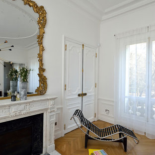 Réalisation d'un grand salon minimaliste fermé avec un mur blanc, un sol en bois clair, aucune cheminée et aucun téléviseur.