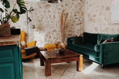 Cette photo montre un salon éclectique de taille moyenne et ouvert avec un mur beige, un sol en carrelage de céramique, un téléviseur indépendant, un sol beige, un mur en pierre et un poêle à bois.