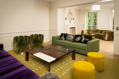 Cette image montre un salon design avec un mur blanc, parquet clair et un sol beige.