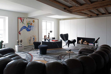 Cette photo montre un salon tendance avec un mur blanc, sol en béton ciré, une cheminée ribbon et un sol gris.