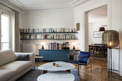 Großes, Repräsentatives, Fernseherloses, Abgetrenntes Klassisches Wohnzimmer mit beiger Wandfarbe, braunem Holzboden, Kamin, Kaminumrandung aus Stein und braunem Boden in Paris
