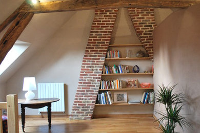 Idées déco pour un salon classique avec un mur beige, parquet clair et un manteau de cheminée en brique.