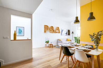 Exemple d'un grand salon mansardé ou avec mezzanine scandinave avec un mur jaune, un sol en vinyl et aucune cheminée.