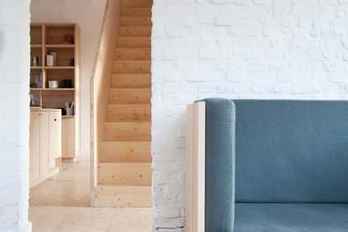 Diseño de biblioteca en casa abierta escandinava grande con televisor independiente