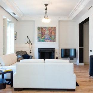 Aménagement d'un grand salon contemporain fermé avec une salle de réception, un mur blanc, un sol en bois brun, une cheminée standard, un téléviseur fixé au mur et un manteau de cheminée en pierre.