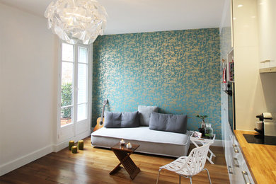 Idée de décoration pour un petit salon design ouvert avec une salle de réception, un mur bleu et parquet clair.