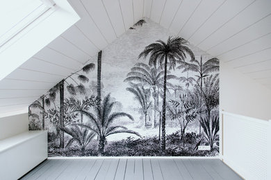 ナントにある中くらいなトラディショナルスタイルのおしゃれなリビングロフト (白い壁、塗装フローリング、グレーの床) の写真