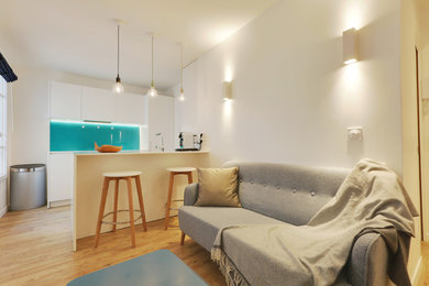 Ejemplo de biblioteca en casa abierta nórdica de tamaño medio con paredes blancas, suelo vinílico y televisor independiente