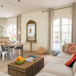 Idée de décoration pour un grand salon avec une bibliothèque ou un coin lecture design ouvert avec un mur beige, un sol en bois clair, aucune cheminée et aucun téléviseur.