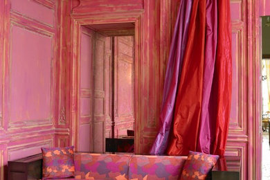 Réalisation d'un salon design avec une salle de réception et un mur rose.