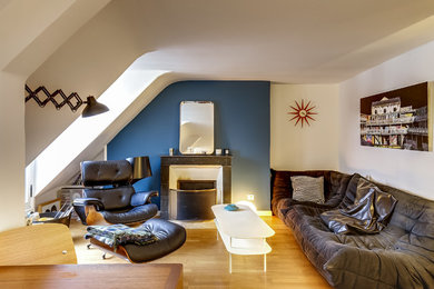 Foto de salón ecléctico con paredes azules, suelo de madera en tonos medios, todas las chimeneas y suelo marrón