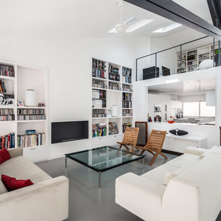 Cette photo montre un grand salon tendance ouvert avec un mur blanc, béton au sol, un sol gris, une cheminée standard et aucun téléviseur.
