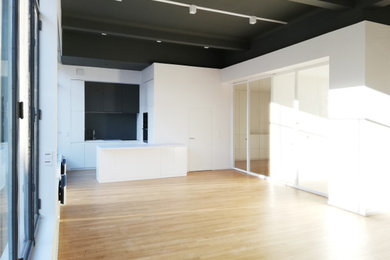 Idées déco pour un grand salon contemporain avec parquet clair, un sol beige et poutres apparentes.