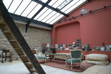 Ejemplo de salón abierto urbano de tamaño medio sin chimenea y televisor con paredes rojas y suelo de madera clara