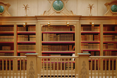 Exemple d'un grand salon mansardé ou avec mezzanine chic avec une bibliothèque ou un coin lecture.