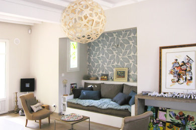 Foto de salón abierto tradicional renovado de tamaño medio sin chimenea con paredes blancas, suelo de madera clara, suelo beige y televisor independiente