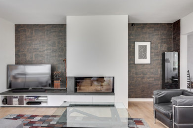 Idée de décoration pour un salon design de taille moyenne et ouvert avec un mur blanc, parquet clair, une cheminée standard, un téléviseur indépendant et un sol beige.