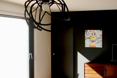 Cette image montre un grand salon design ouvert avec un mur blanc, un sol en bois brun, un téléviseur indépendant et un sol marron.