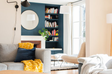 Idée de décoration pour un grand salon minimaliste ouvert avec une bibliothèque ou un coin lecture, un mur beige, parquet clair, aucune cheminée, un téléviseur indépendant et un sol marron.