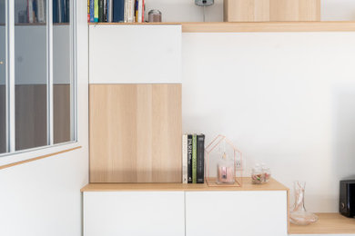 Cette photo montre un salon tendance ouvert avec une bibliothèque ou un coin lecture, un mur blanc et un téléviseur indépendant.