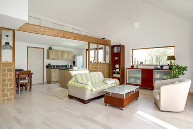 Foto de salón abierto de estilo de casa de campo de tamaño medio con paredes blancas, suelo de madera clara y suelo blanco